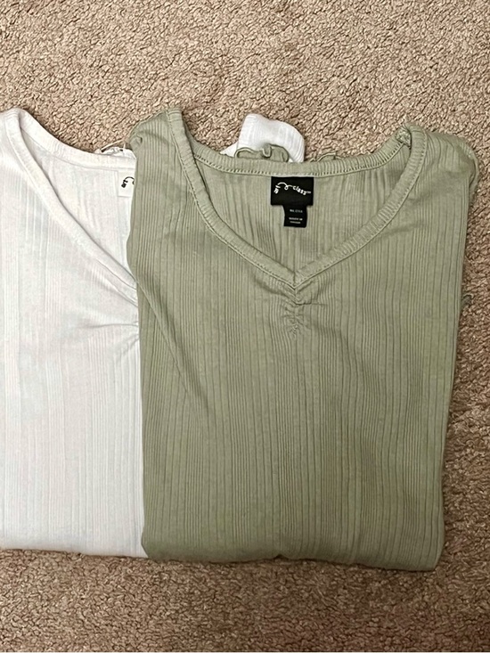 art class Ribbed V-Neck Long Sleeve Top in Sage Green and White - Picture 2 of 4